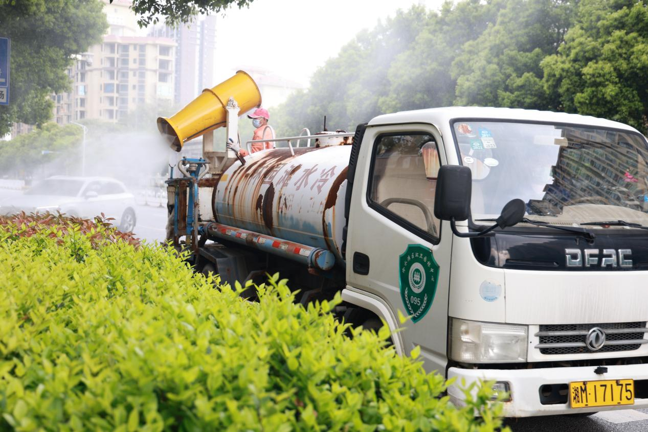 永州市冷水滩pp电子区：不负好春光 绿化养护忙(图1)