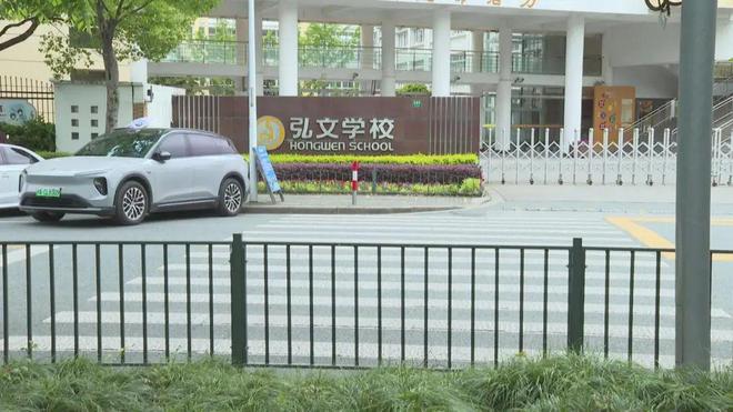 校门口斑马线“撞上”绿化带？ 改！节后首日学校门口就变样(图2)